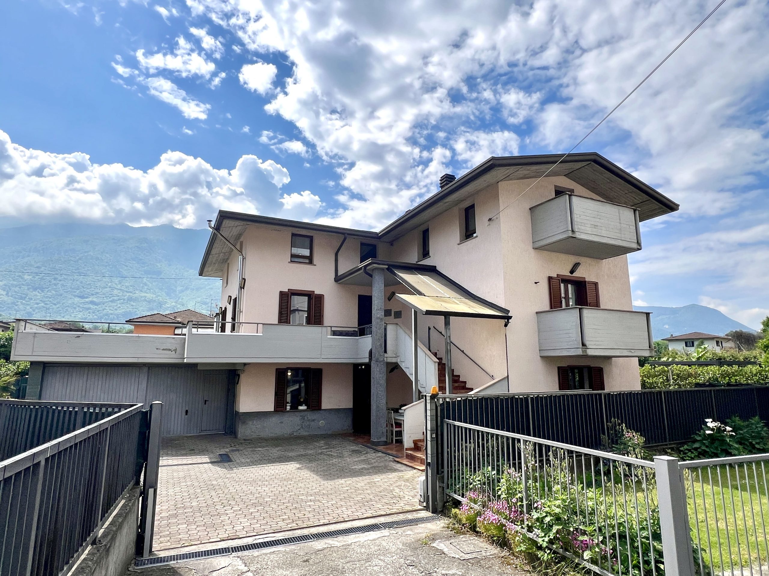 Casa indipendente già divisa in due unità con spazi esterni privati – Darfo Boario Terme