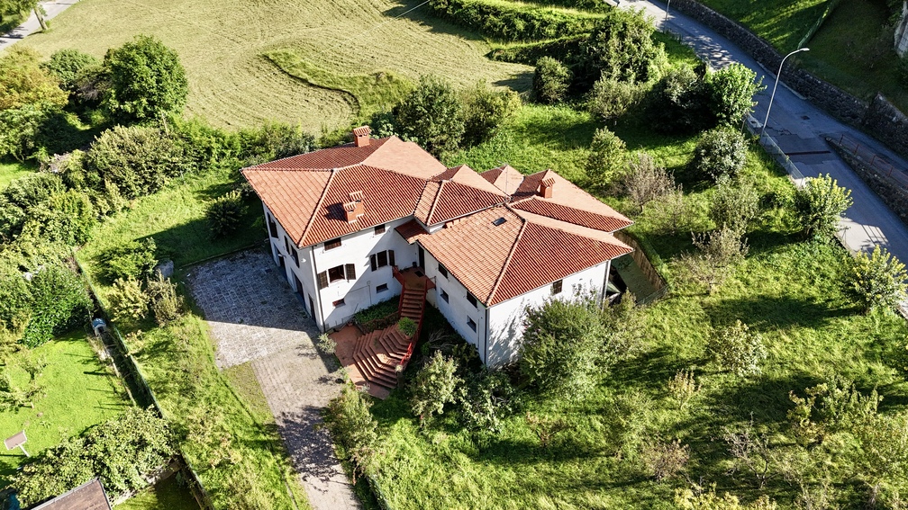 Villa di prestigio con ampio giardino ad Angolo Terme