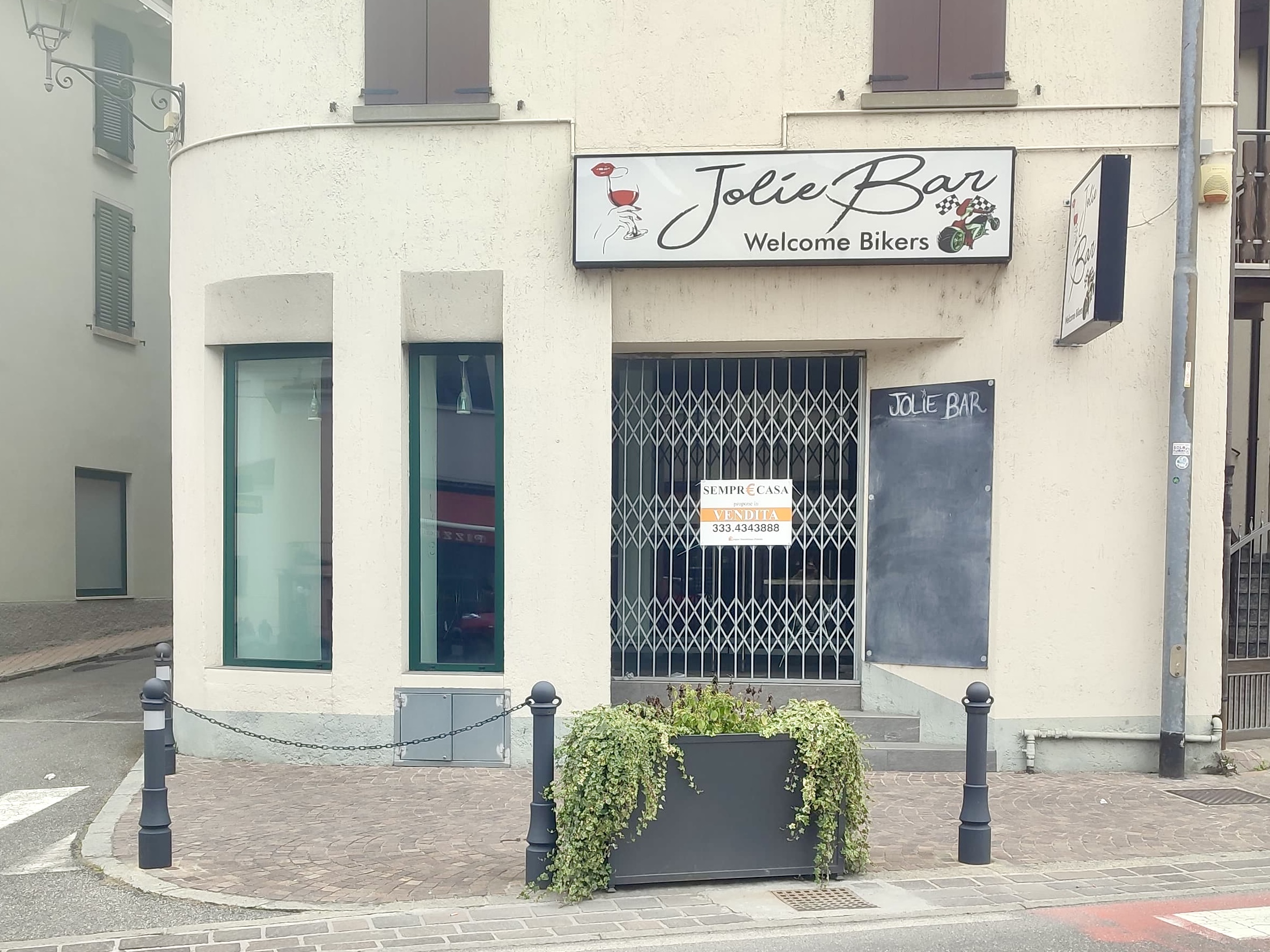 Locale commerciale di 140 metri quadri a Marone