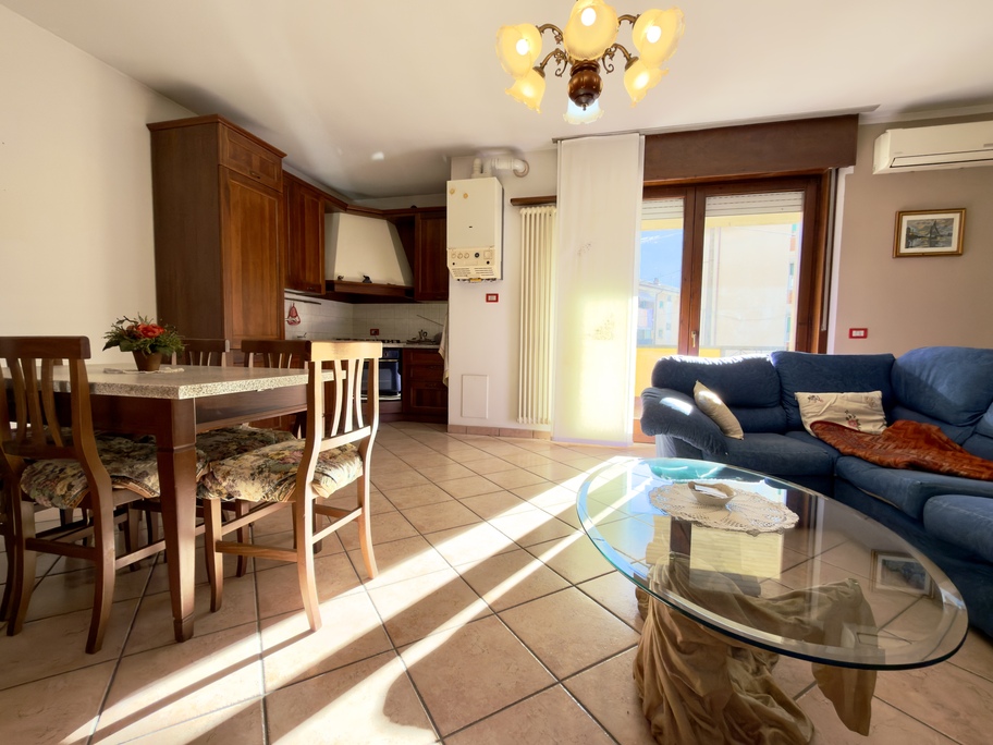 Trilocale arredato con doppio bagno e box nel centro di Darfo Boario Terme