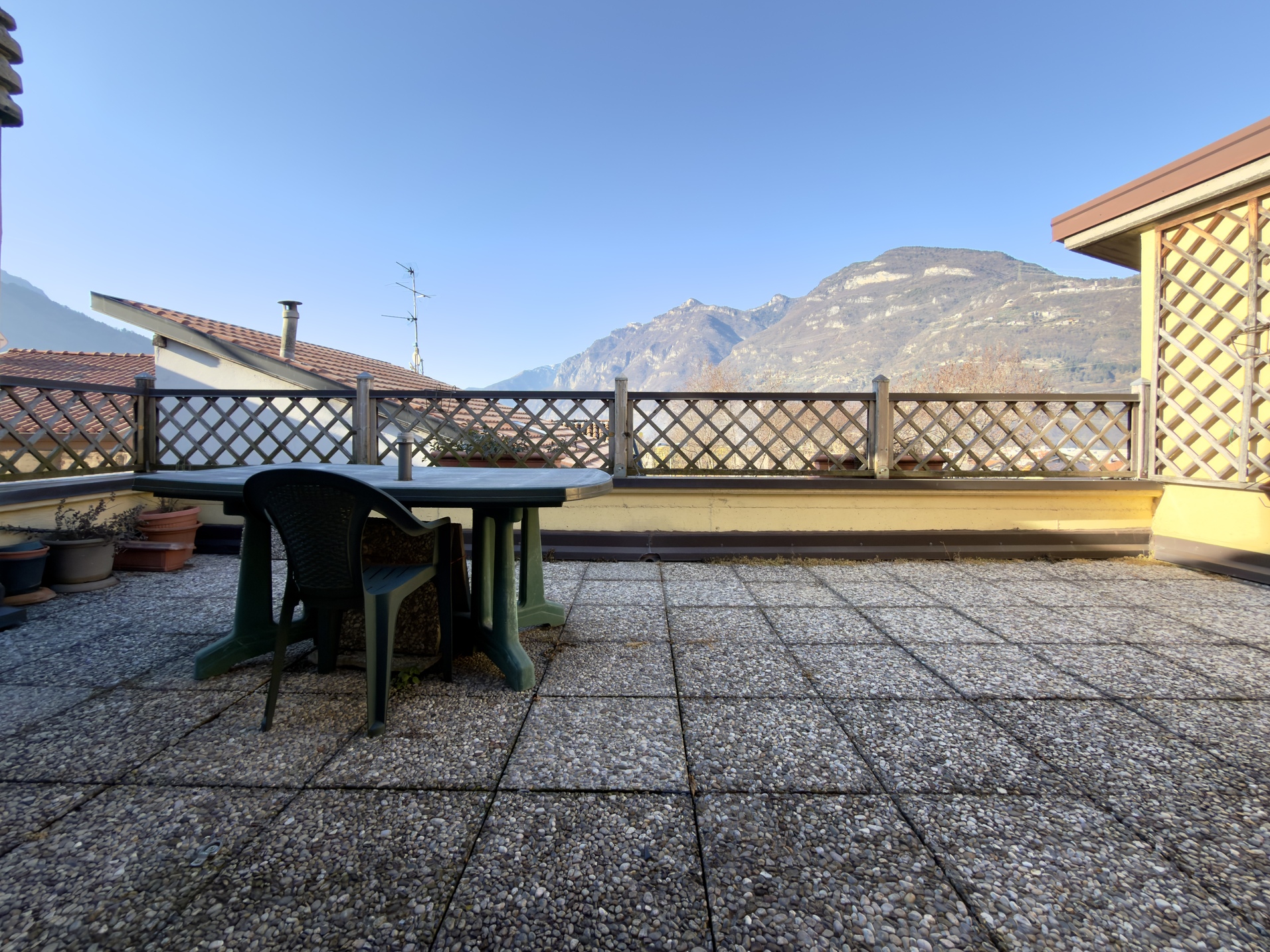 CASA INDIPENDENTE CON DUE APPARTAMENTI E CORTE ESCLUSIVA – CENTRO DI ESINE