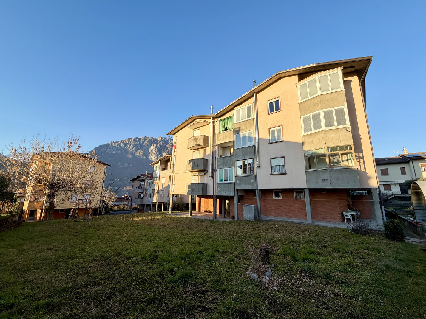 Quadrilocale con tre camere, balconi abitabili, cantina e posto auto – Darfo Boario Terme, località Pellalepre