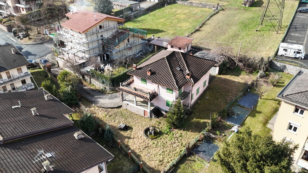 VILLA SINGOLA CON DUE APPARTAMENTI, GIARDINO PRIVATO E DOPPI BOX – CAPO DI PONTE.