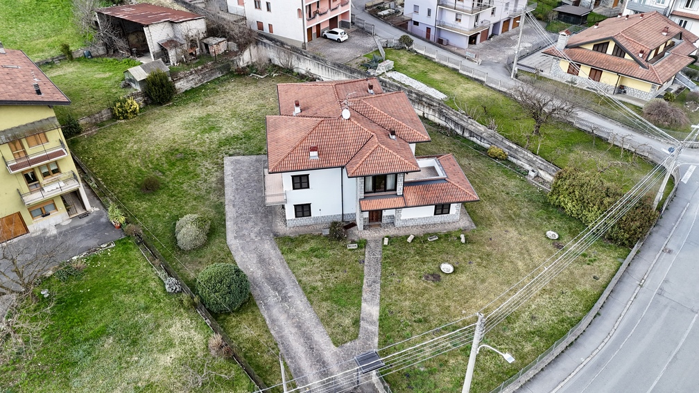 VILLA INDIPENDENTE CON GIARDINO EDIFICABILE E VISTA APERTA SULLE MONTAGNE – MALONNO