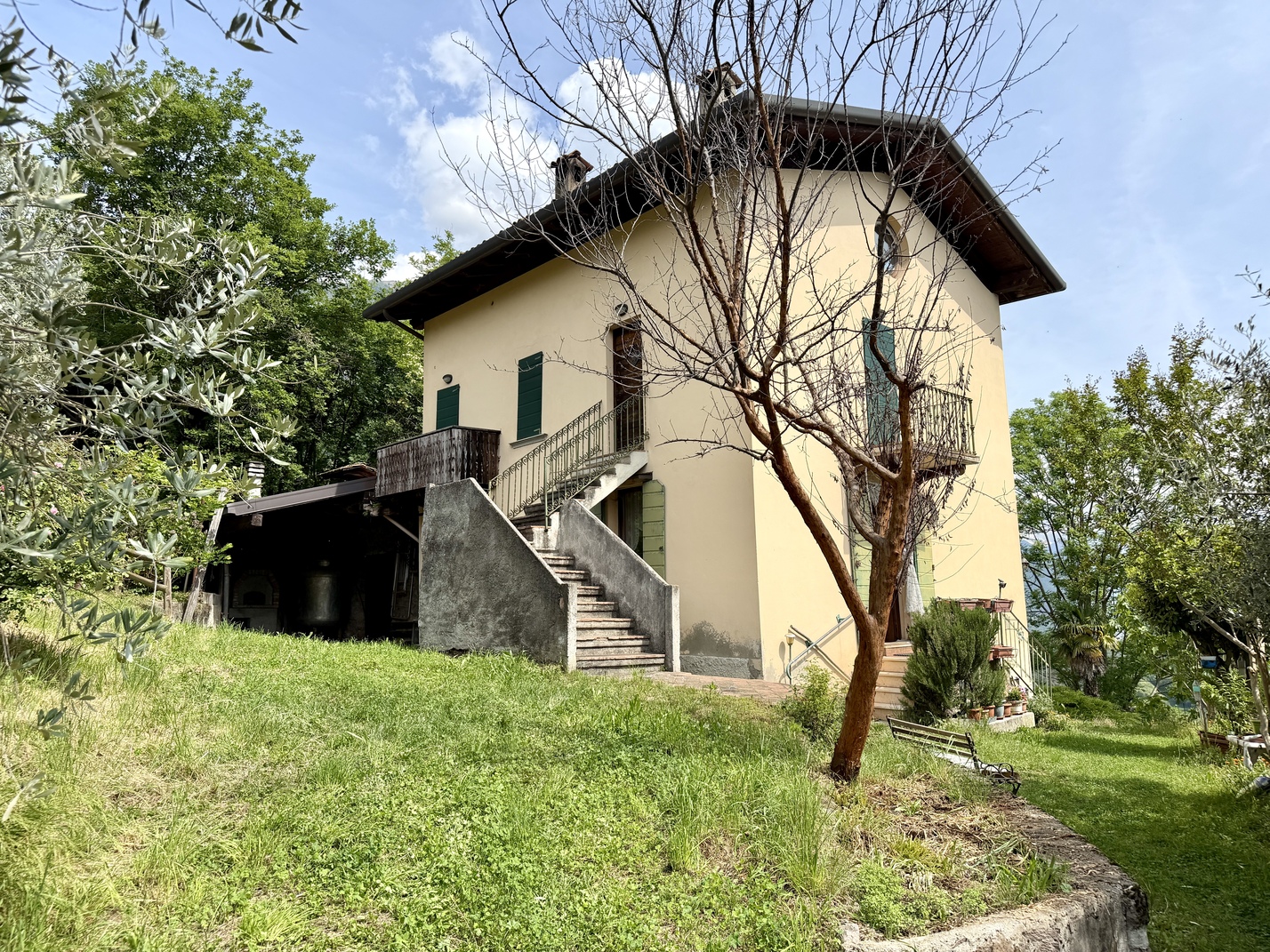 APPARTAMENTO SU DUE LIVELLI CON TERRENO DI 7.500 MQ – CAPO DI LAGO, DARFO BOARIO TERME